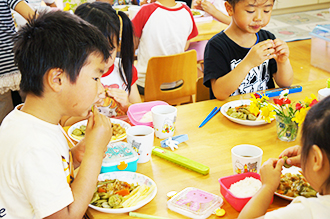 自分で料理を作ることから「食」を学ぶ園児たち