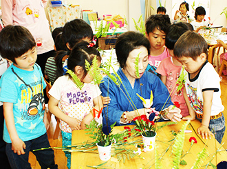 華道を真剣に学ぶ園児たち